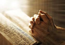 La Oración, Manos en la Biblia