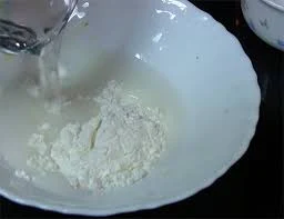 dissolve-cornstarch-with-water