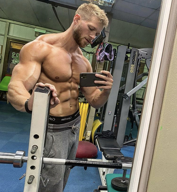 hot-strong-gym-muscle-hunk-abs-shirtless-selfie