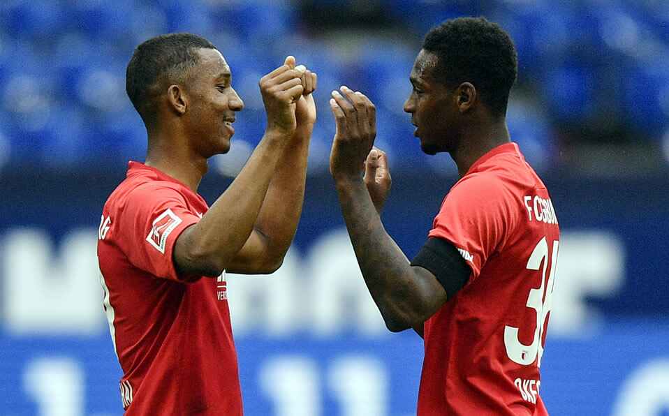 Con tres golazos Augsburgo sorprendió a Schalke 04 en Bundesliga