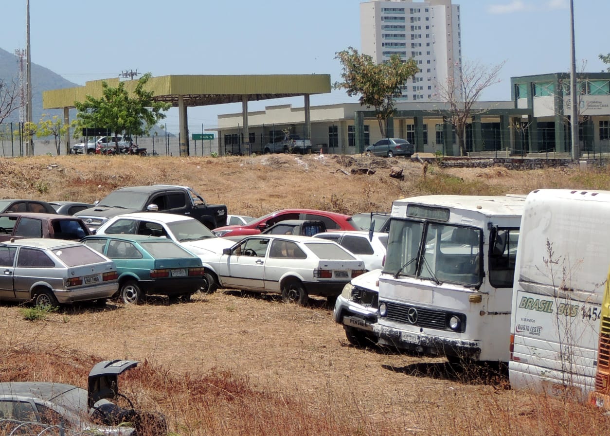 SOBRAL Veículos apreendidos ficam abandonados no pátio do DETRAN