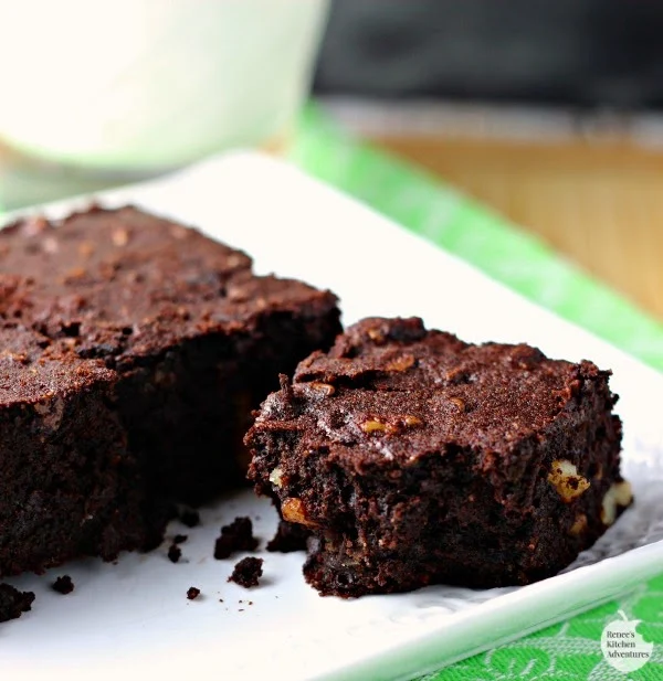 Coconut Flour Brownies | by Renee's Kitchen Adventures - gluten free, grain free, dairy free better-for-you brownie recipe