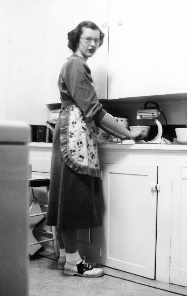 30 Vintage Photos Capture People in Their Kitchens in the 1940s ...