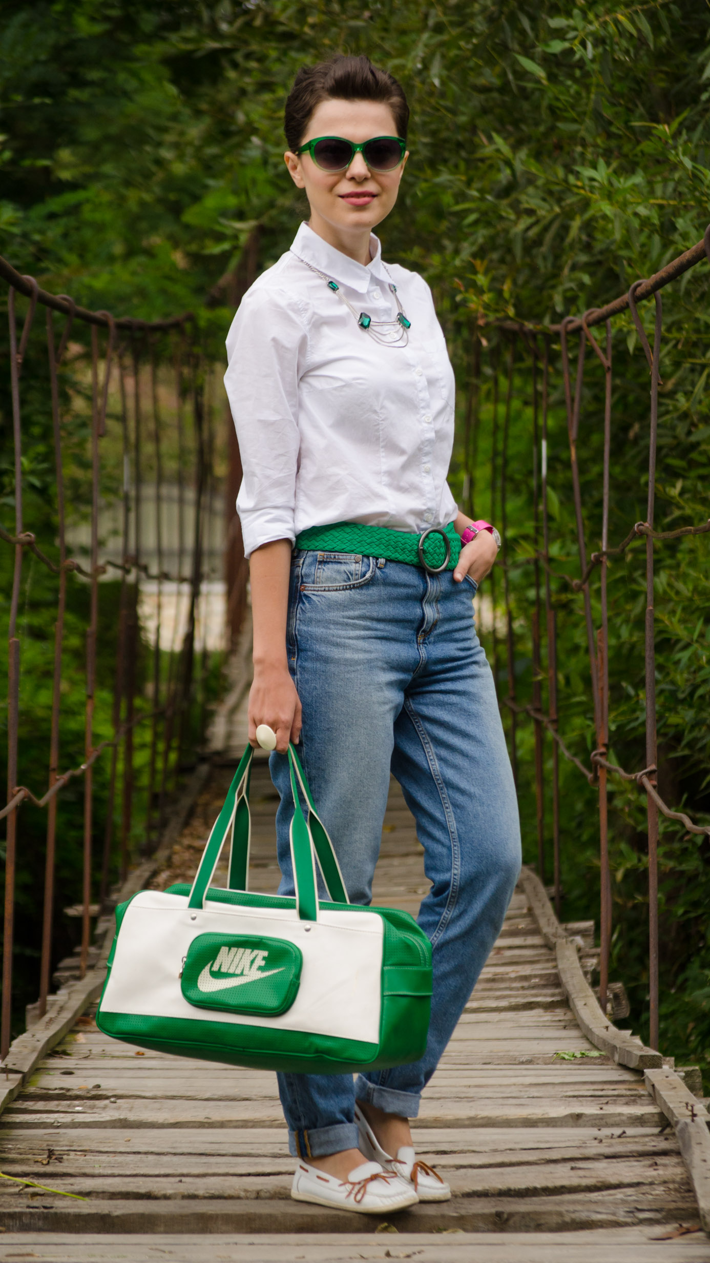 back to school outfit mom jeans white loose boyfriend shirt green belt white loafers nike bag statement necklace emerald green