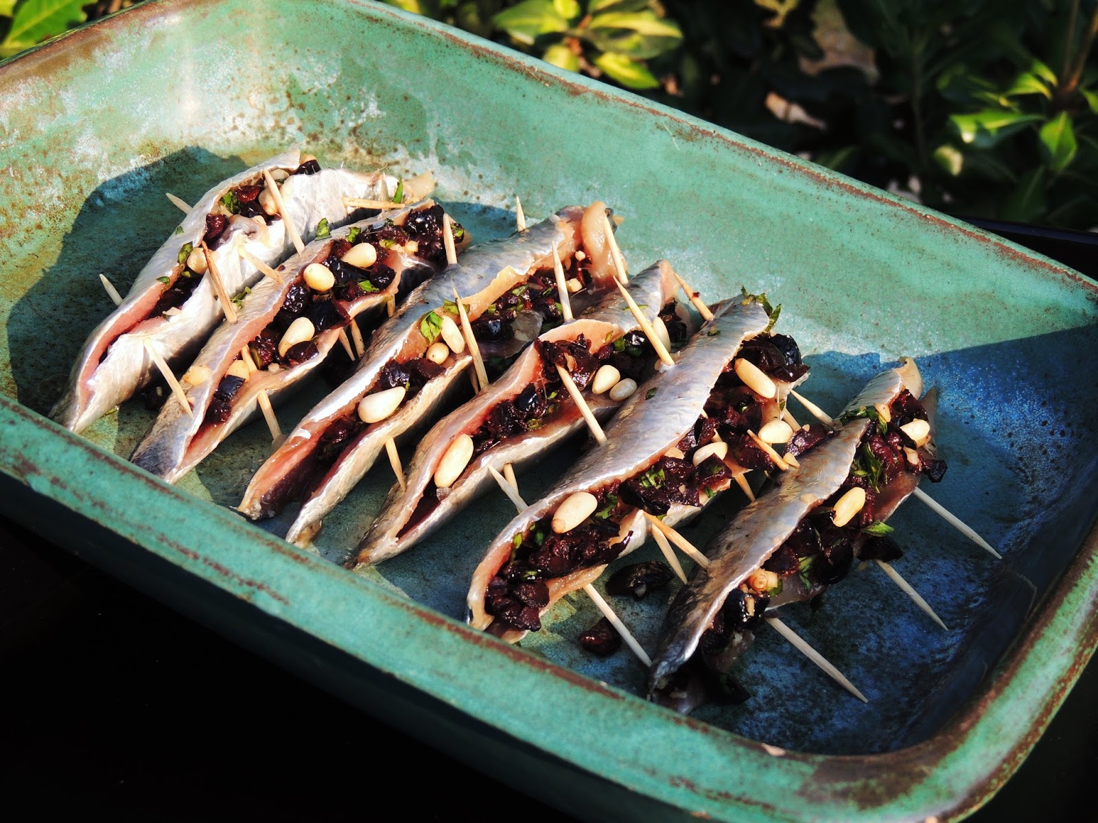 Filets de sardines à la plancha, farcies aux olives et aux pignons