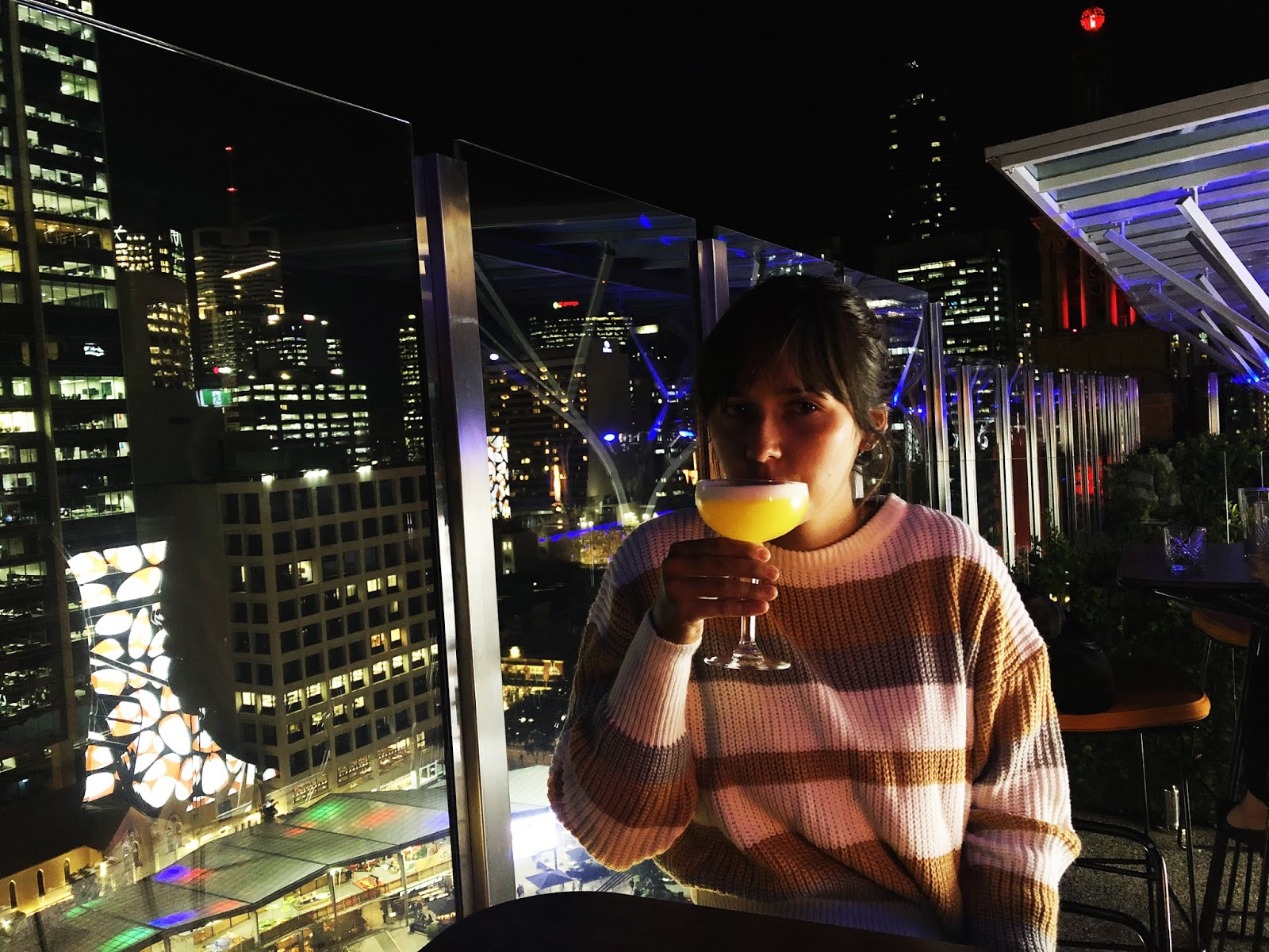 Brisbane, bar, rooftop bar, Sixteen Antlers, dzieczyna, drink, zabawa, światła, noc, atrakcje, rozrywka