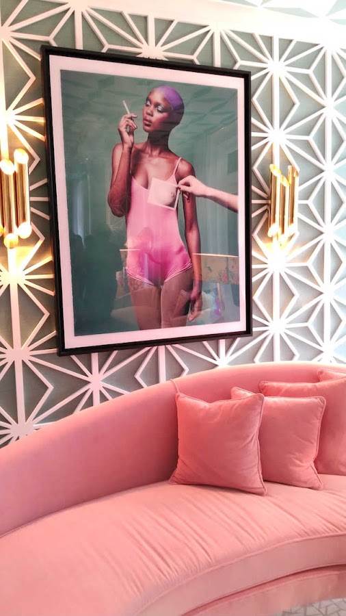 Celosía y papel pintado. Sofá rosa 