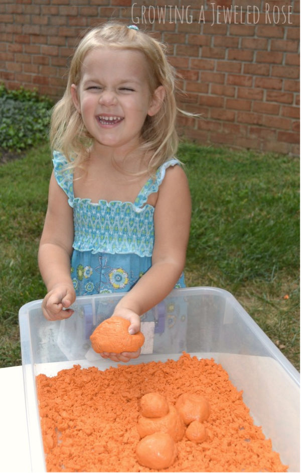 Make your own moon sand using this easy pumpkin recipe perfect for fall play #moonsandrecipe #pumpkinmoonsand #fallactivitiesforkids #playdoughrecipe #growingajeweledrose