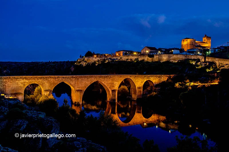 Ledesma, su iglesia y su bello puente sobre el Tormes. Salamanca. Castilla y León. España, 2005 © Javier Prieto Gallego