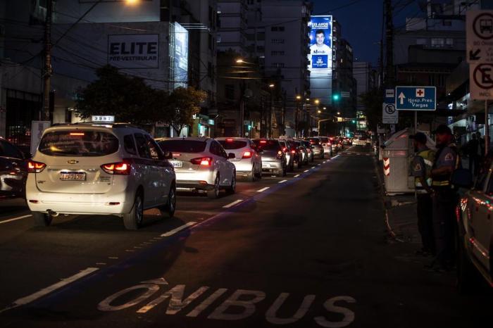 Faixas azuis deixam ônibus mais rápidos 1 25413206