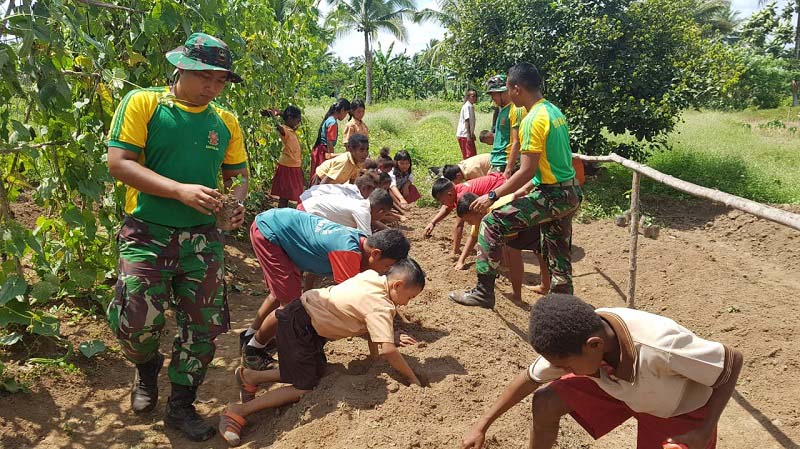 Ajarkan Siswa-Siswi Perbatasan RI-PNG Berkebun