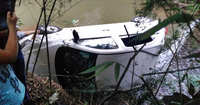 Cândido de Abreu: Após colisão, veículo vai parar dentro de rio