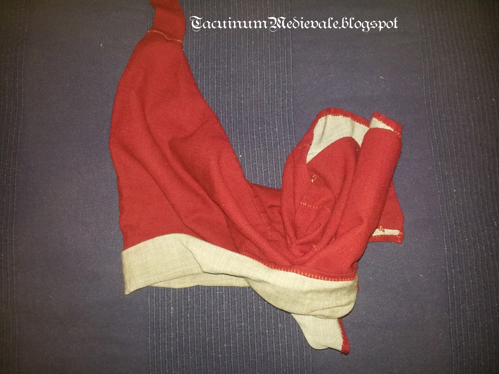 Tacuinum Medievale Il cappuccio "alla Todeschino" / Wearing the hood