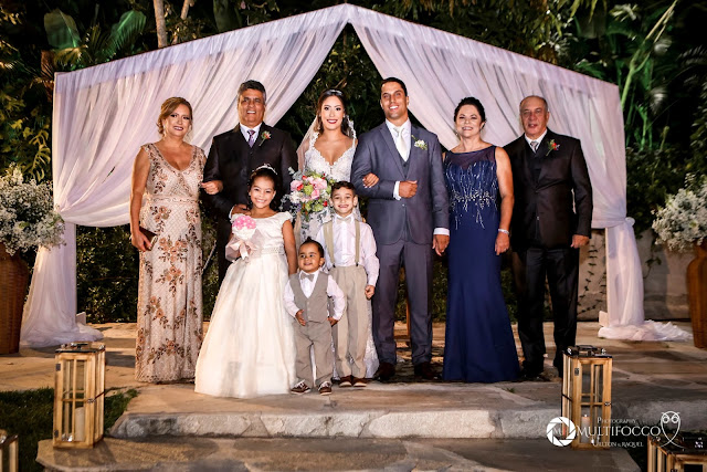 Sítio Geranium, Hyathama Pires, Multifocco, Leilah Cerqueira, casamento a céu aberto, casamento rústico, boho, decoração de casamento, decoração colorida, fotos românticas, foto com madrinhas, madrinhas iguais, Foto com padrinhos, noiva, noivo, altar