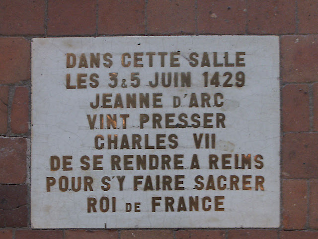 Plaque commemorating the visit of Joan of Arc to Loches, Indre et Loire, France. Photo by Loire Valley Time Travel.