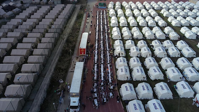 Deprem bölgesindeki illerde ilk iftar yapıldı