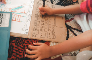 laptop kardus mengias kardus menjadi bentuk laptop untuk bermain