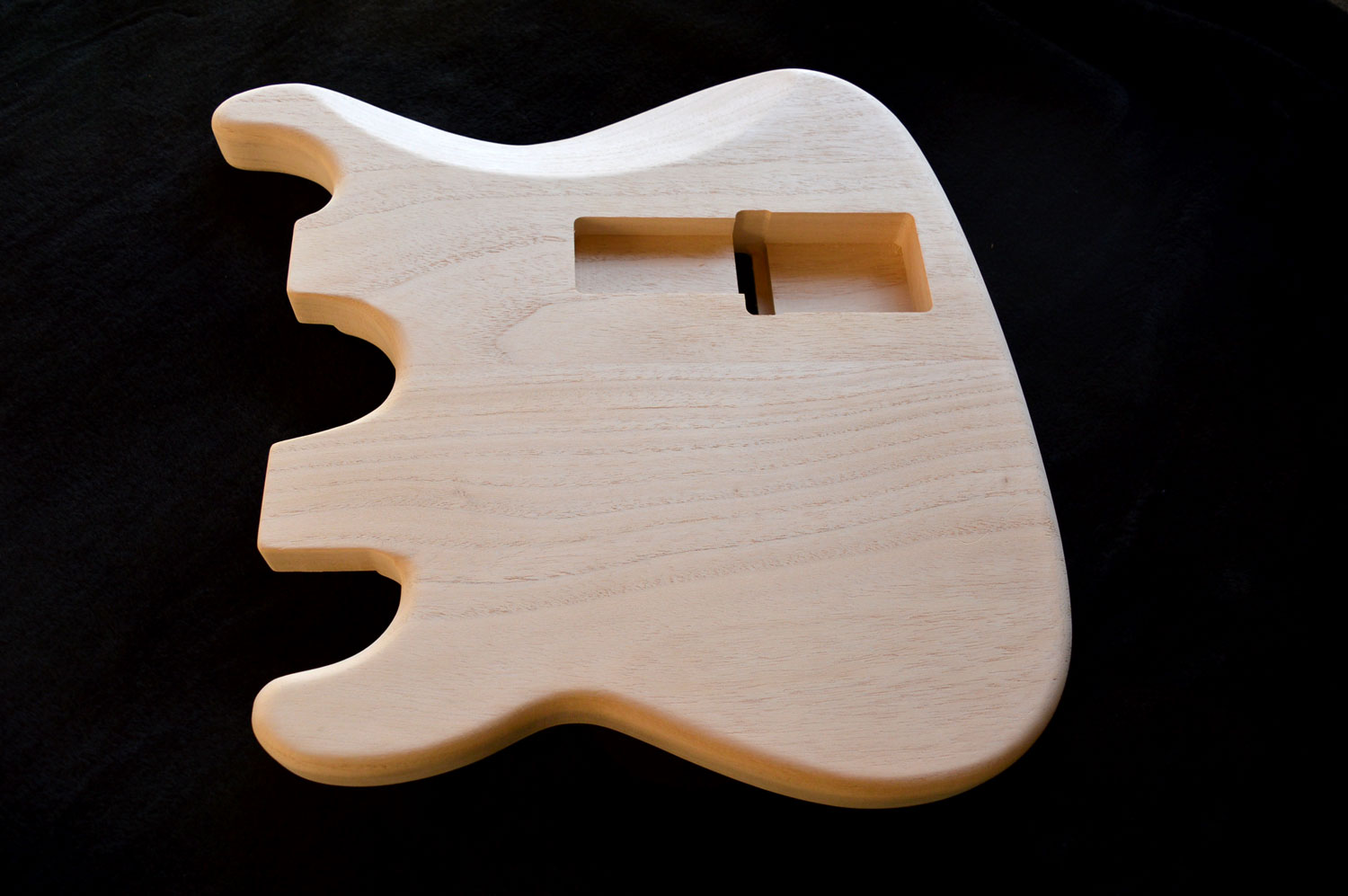 Guitarra Baixo, Double neck em Kiri Kaiser Guitars Corpos e braços usinados em CNC