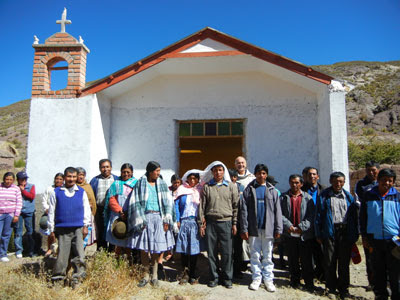 Nach der Messe mit dem Brautpaar vor der Kapelle von Bonete Palca Bolivien Nach der Messe mit dem Brautpaar vor der Kapelle von Bonete Palca Bolivien