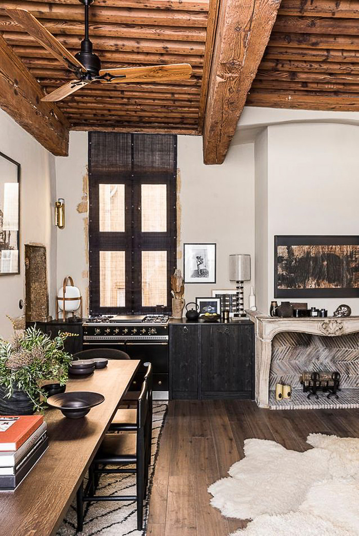 Modernia, tummaa ja rustiikkia