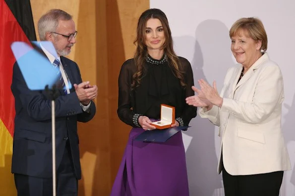 Queen Rania Al Abdullah of Jordan receives the Walter Rathenau Prize from German Chancellor Angela Merkel 