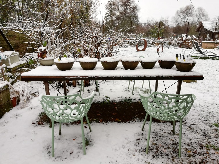 Es hat geschneit Winter im Garten