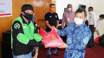 BSG Serahkan 3000 Paket Sembako Bagi Pengemudi Ojol di Manado