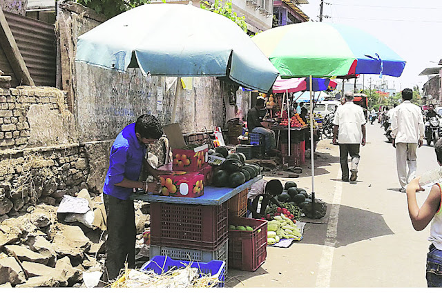 सार्वजनिक सडकावरील अतिक्रमणे Public sadakavarila cross