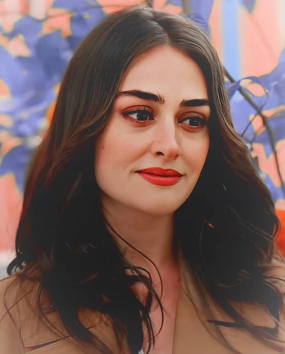 Esra Bilgiç Biography,Lifestyle,Career,Popularity,NetWorth & Pictures