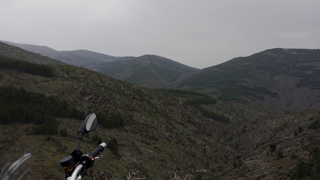 BMW F800GS. Trail Forever. Agua y verde por la Sierra Norte.