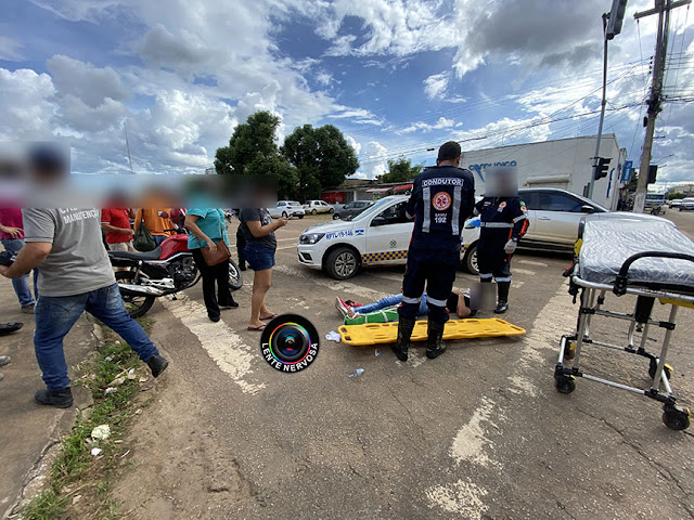 Acidente em cruzamento causa suspeita de fratura em motociclista