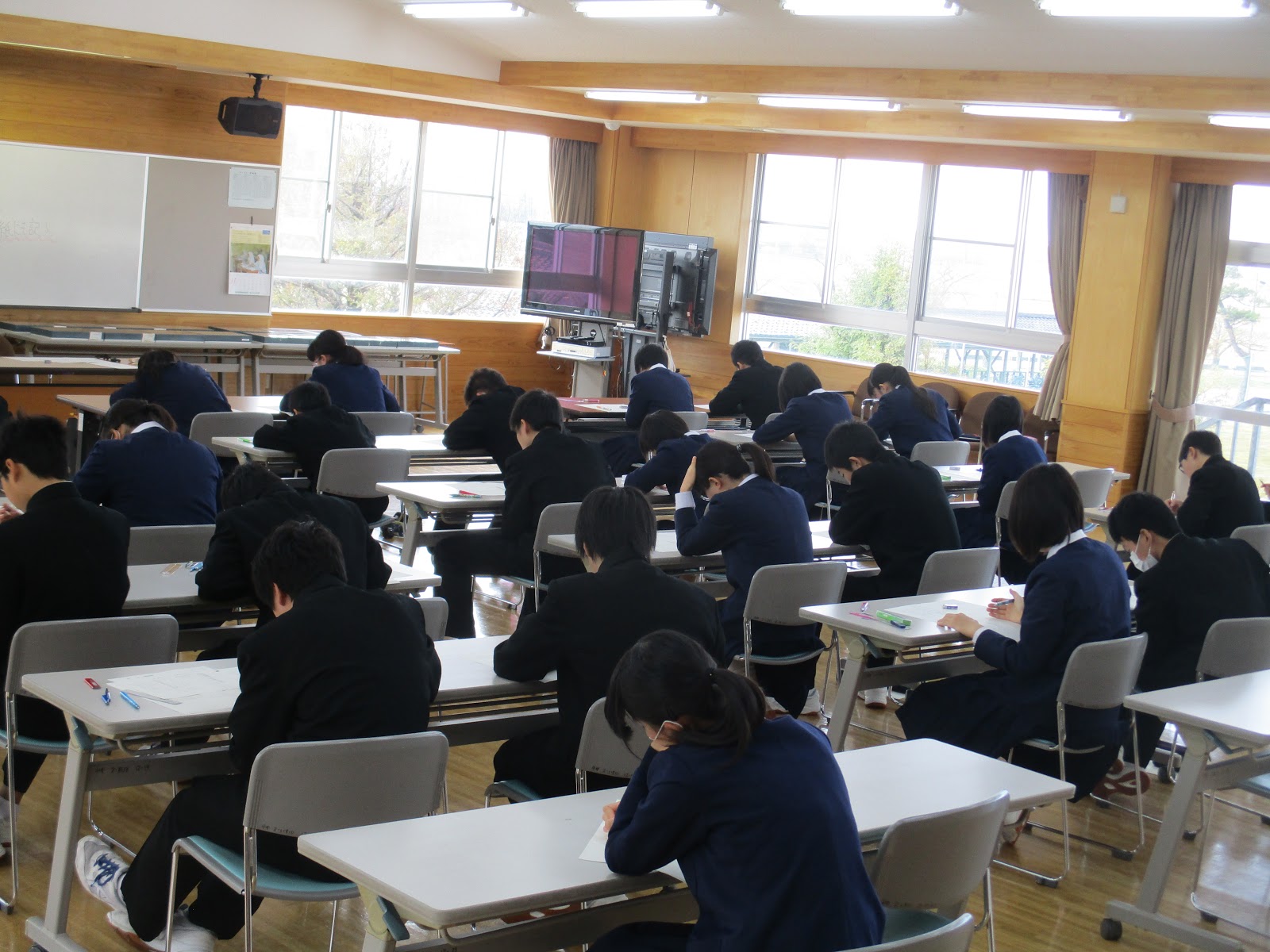 平林中学校の活動記録 3年生は、進路決定に向けて学習を進めています。