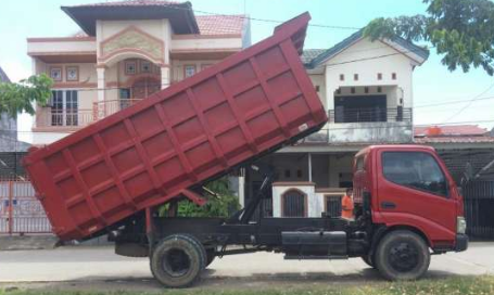 Toyota Dyna Dump Truck-merah samping