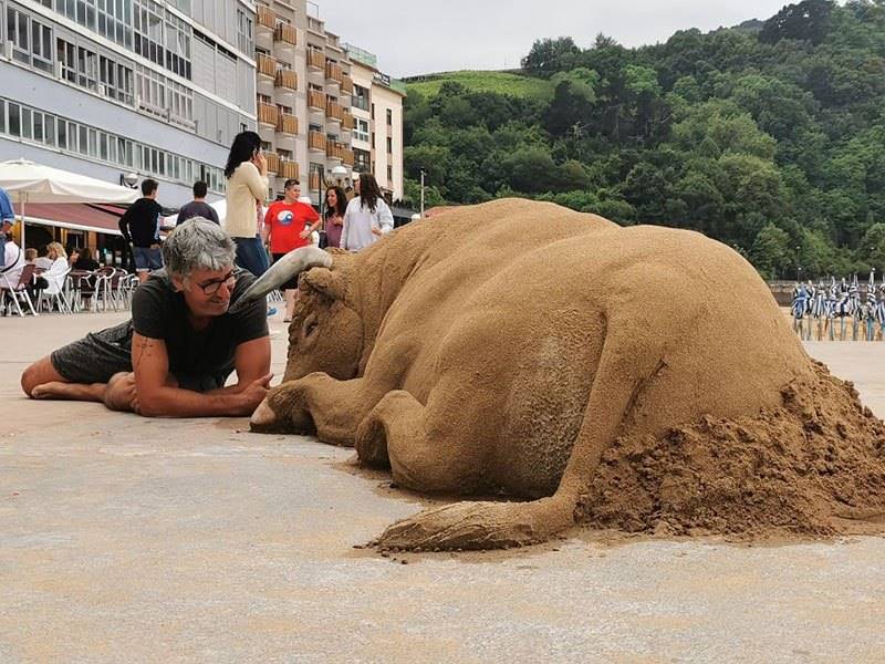Realistic sand sculpture by Andoni Bastarrika