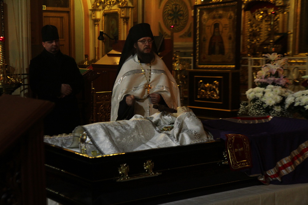 прощание с сестрой. плачущая мать. прощание с сестрой. женщина в трауре. прощание андрея болконского с сестрой.