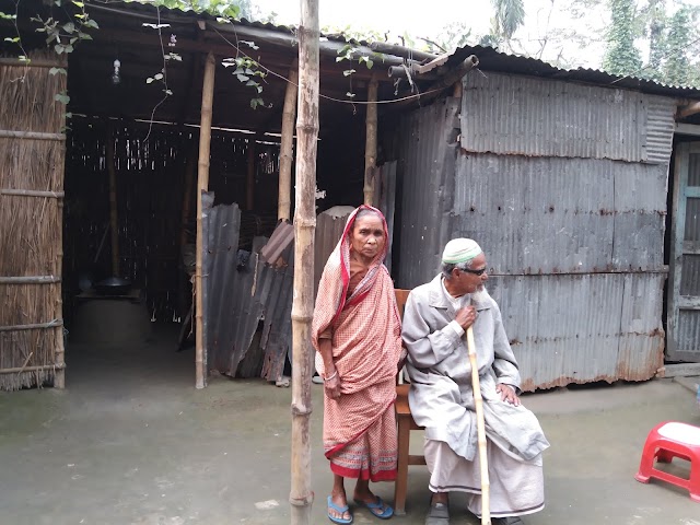 ভাঙ্গা একটি টিনের চালায় মানবেতর জীবনযাপন