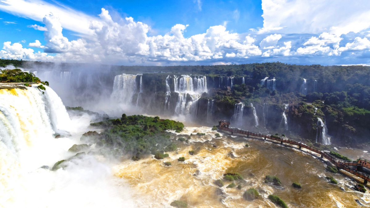 Широкий водопад в южной америке. Игуасу (национальный парк, Аргентина). Водопад Игуасу в Южной Америке. Парк Игуасу водопады. Водопады Игуасу Аргентина Бразилия.