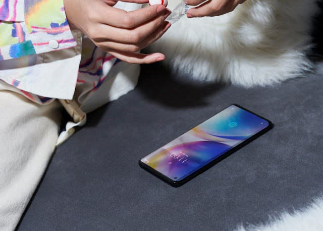 قم بتنزيل جميع الخلفيات الأصلية والراقية لهاتفي OnePlus 8 و 8 Pro الجديدين