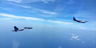 https://1.bp.blogspot.com/-nZJuX4J-DWw/VFC6bqK2YQI/AAAAAAAAF00/FD7AV0kVkYY/s1600/4-fakta-aksi-sukhoi-kembali-paksa-mendarat-pesawat-asing.jpg