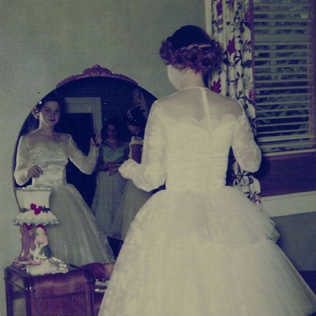 52 Glamorous Photos That Capture Vintage Brides in Front of Mirrors