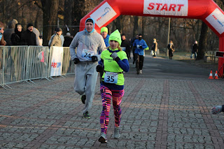 W biegu