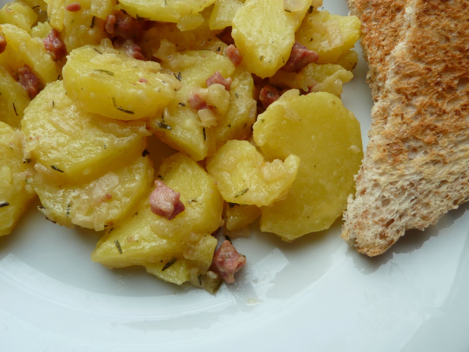 cooking casualties: Lauwarmer Kartoffelsalat mit Speck und Thymian