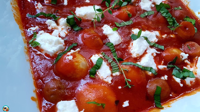 Champiñones con salsa de tomate y queso feta