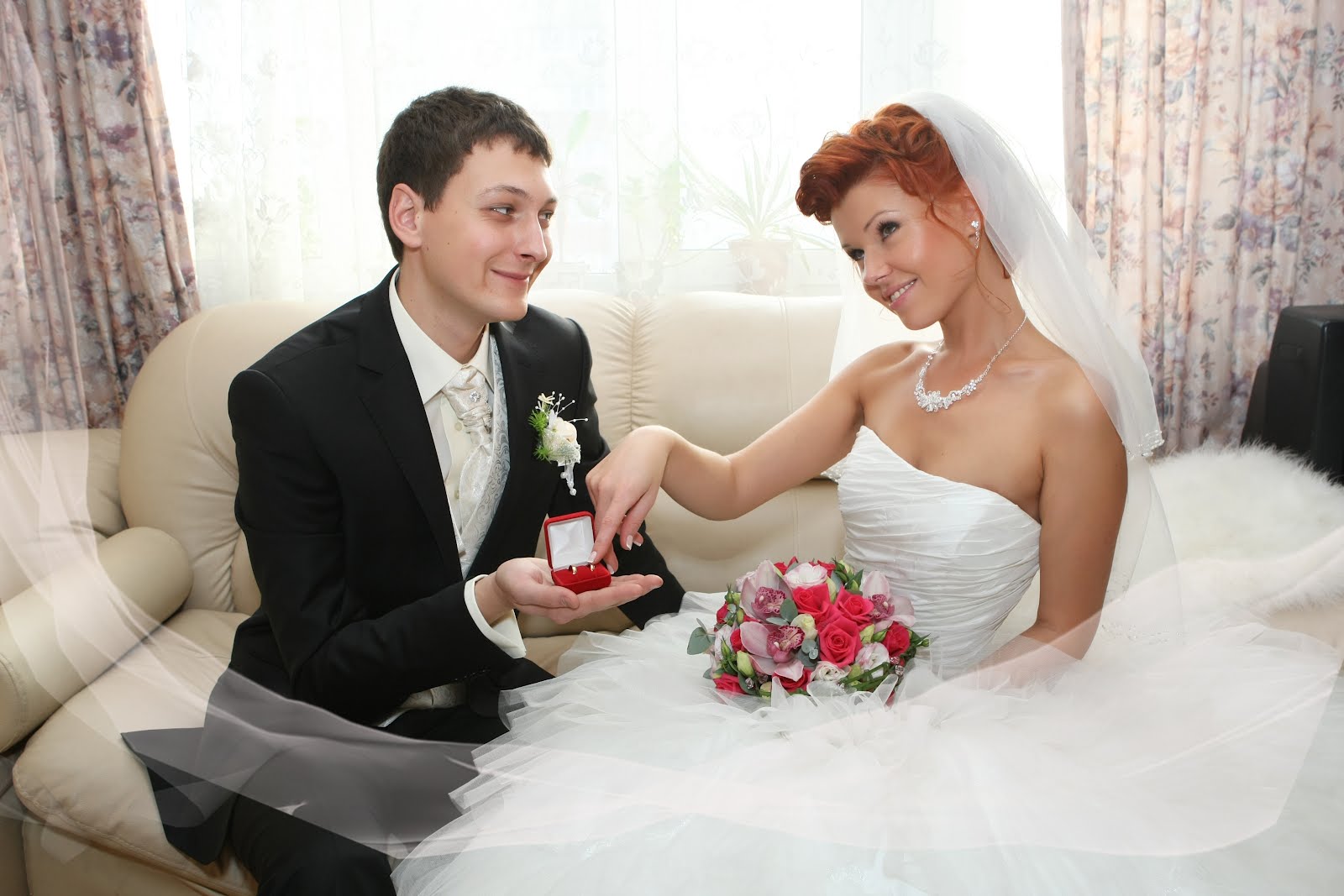 Реальные невесты изменяют. Работники ЗАГСА Тобольск. Как проводят свадьбу. Нагатинский ЗАГС Г. Москвы ноябрь 2005 год свадьбы все фото.