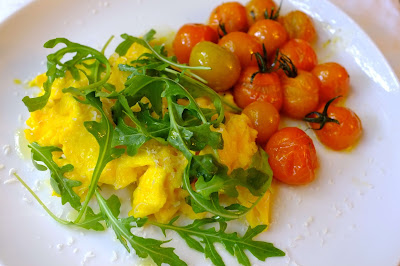 EGG SCRAMBLE WITH ARUGULA AND CHERRY TOMATOES HEALTHY RECIPE FOR WEIGHT LOSS OR CUTTING REGIME