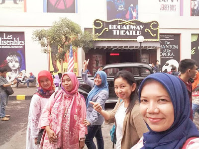 bergaya ala gadis belanda di folk house dan mengenal alat transportasi dunia di museum angkut malang nurul sufitri travel lifestyle blogger review pegipegi hotel murah