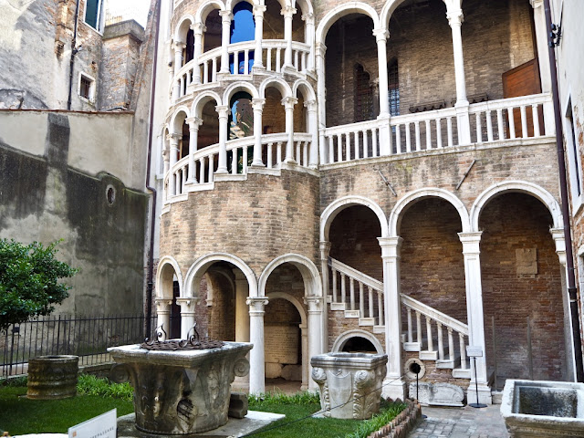 Scala Contarini del Bovolo - ukrytá místa Benátek - výhled na Benátky Scala Contarini del Bovolo - ukrytá místa Benátek - výhled na Benátky