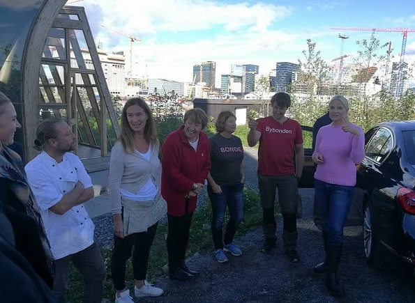 Crown Princess Mette Marit visited the City Farmer (Bybonden) at Losæter in Bjørvika