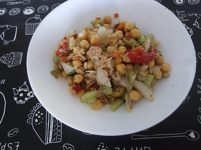 Ensalada de garbanzos con atún y hierbabuena