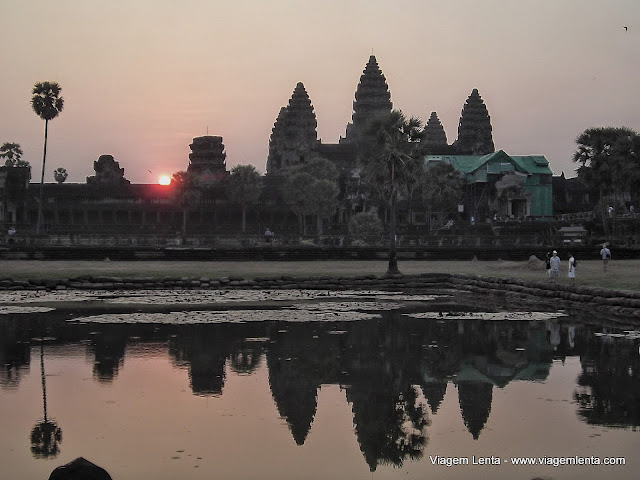 Os templos de Angkor Wat ao amanhecer